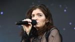 Lorde Tampil Monokrom Nan Menerawang