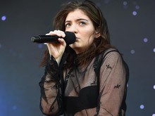 Lorde Telanjang di Virgin, Tapi Tetap Tak Terbaca Lorde Telanjang di Virgin, Tapi Tetap Tak Terbaca