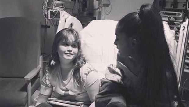 Ariana Grande menghibur salah satu korban ledakan di Manchester.