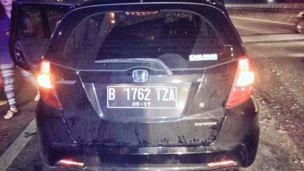 Tabrak Bahu Jalan di KM 27 Tol Tanjung Barat, Sedan Alami Ringsek