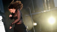 Pelantun Royals memberikan perform yang enerjik. Foto: Steven Ferdman/Getty Images