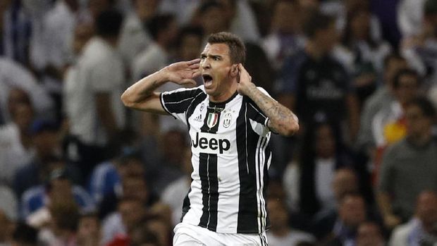 Peran Mario Mandzukic dan Douglas Costa dari kedua sayap sangat dibutuhkan Higuain saat menghadapi Madrid.