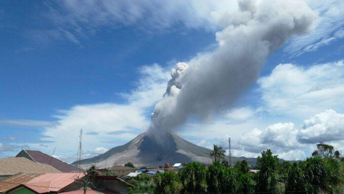 Gunung Marapi meletus