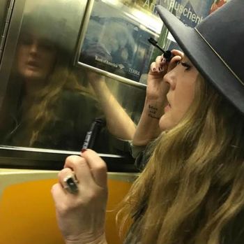 Drew Barrymore Cuek Pakai Makeup di Kendaraan Umum