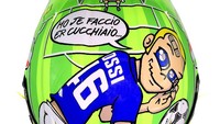 Jika dilihat dari sisi atas, akan terlihat sosok karikatur Rossi tengah bermain sepakbola. Dia seakan-akan akan mengeksekusi tendangan bebas dengan ada gambar gawang berada di sana. Ini merupakan tribut Rossi untuk Francesco Totti yang belum lama ini memutuskan pensiun (Foto: instagram)