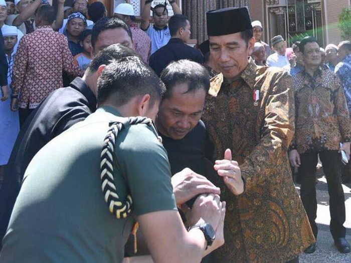 Saat Presiden Jokowi Periksa Foto di Handphone Warga