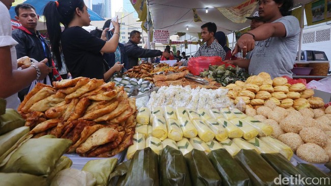 Penjual takjil di Benhil, Jakarta. Foto: Ari Saputra Penjual takjil di Benhil, Jakarta. Foto: Ari Saputra