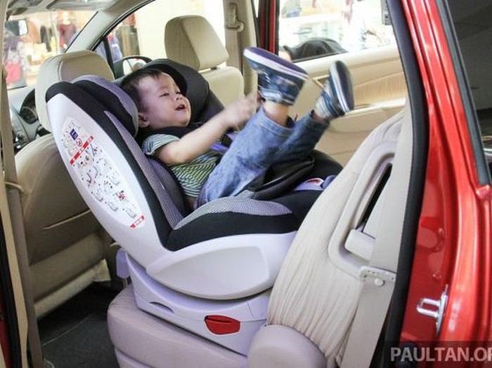 Pakai Car Seat di Mobil, Sebaiknya Anak Dihadapkan ke Belakang