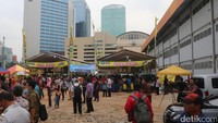 Pasar tiban ini masih menempati lokasi sementara yakni di area Pasar Benhil lama yang masih rata dengan tanah menunggu proses pembangunan.