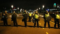 Petugas kepolisian menutup jalan di kawasan London Bridge. (Reuters / Neil Hall)