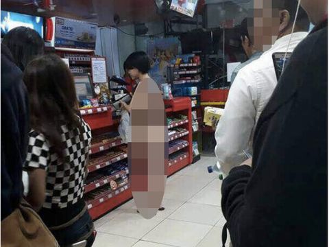 Perempuan nyaris bugil menjadi sorotan setelah beredar video yang memperlihatkan ia sedang belanja di apotek