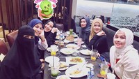 Pipik (kiri) sempat bercadar sesungguhnya sudah mencoba bercadar sebelumnya. Tapi ia masih sempat buka-tutup karena ada kontrak flm. Foto: Instagram @_umipipik_