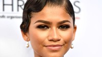 Zendaya hadir di 16th Annual Chrysalis Butterfly Ball, Brentwood, Amerika Serikat dengan gaun hitam. Foto: Frazer Harrison/Getty Images