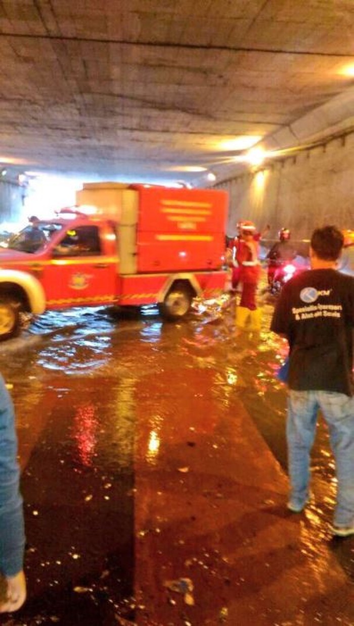 Damkar Sedot Genangan Air di Underpass Cawang yang Bikin Macet