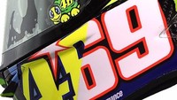 Angka 46 selalu muncul di banyak desain helm Rossi. Tapi kali ini ada angka lain yang terpampang di sana, itu adalah nomor 69. Nomor milik Nicky Hayden yang beberapa pekan lalu meninggal dunia akibat kecelakaan (Foto: instagram)