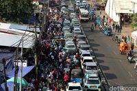 Pedestrian Tanah Abang Dipadati PKL.