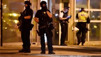 Polisi bersenjata laras panjang berjaga di kawasan London Bridge. (Reuters / Hannah McKay)