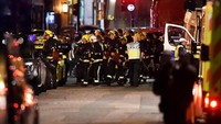 Regu penyelamat di lokasi London Bridge.  (Reuters / Hannah McKay)