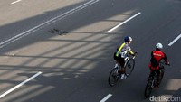 Dua pengendara sepeda melintas di Jl Thamrin saat Hari Bebas Kendaraan Bermotor (HBKB) atau dikenal dengan car free day. 