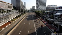 Car Free Day (CFD) pada bulan puasa terlihat berbeda dengan sebelumnya. Sepanjang jalur Thamrin-Sudirman yang biasanya sesak dipenuhi oleh masyarakat yang berolahraga, kini sejak pagi hingga menjelang siang terlihat sepi.