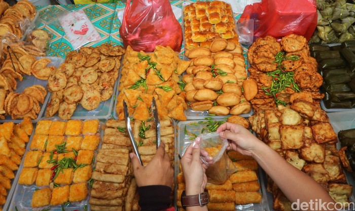 Para pedagang menjajakan takjil dan makanan di Pasar Takjil, Bendungan Hilir, Jakarta. Berbagai cemilan, gorengan, takjil atau makanan berat ada di sini. (Ari Saputra/detikcom)