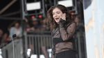 Lorde Tampil Monokrom Nan Menerawang