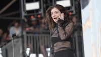 Lorde tampil menerawang di Governors Ball Music Festival 2017 hari pertama di New York, AS. Foto: Steven Ferdman/Getty Images