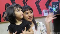 Ini adalah quality time Marshanda dengan sang putri. Karena Sienna sesungguhnya diasuh sang ayah, Ben Kasyafani. Foto: Desi Puspasari