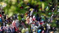 PKL mencari untung di pedestrian jalan.