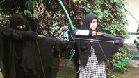 Mendiang istri Uje itu tampak asyik olahraga memanah. Jika diperhatikan dalam Instagram-nya, kini sudah full foto Pipik bercadar semua. Foto: Instagram @_umipipik_