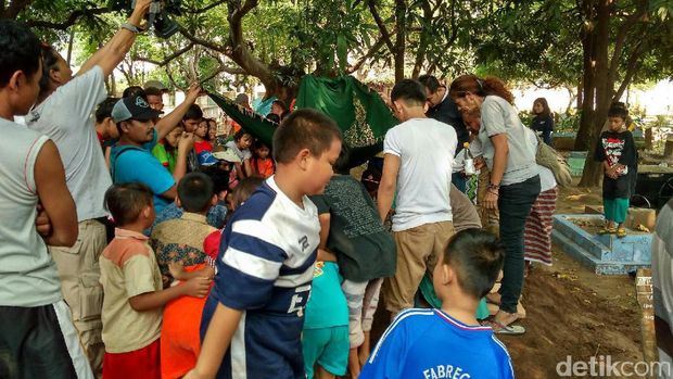 Isak Tangis Iringi Pemakaman Remaja yang Tewas Terikat