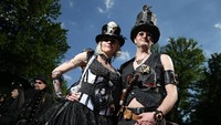 Sudah asyik tamasya, disuguhi musik kegemaran orang-orang gotik, wah surga banget bagi mereka acara ini. Foto: Sean Gallup/Getty Images