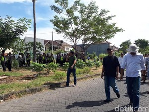 Hindari Bentrok Warga, Polisi dan TNI Berjaga di Perum The Gayungsari