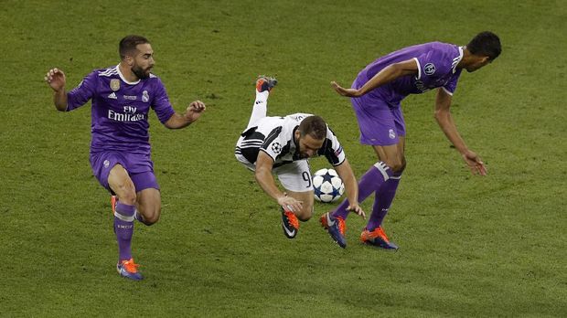 Gonzalo Higuain hijrah dari Real Madrid setelah kedatangan Karim Benzema.