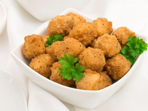 A bowl of popcorn chicken.