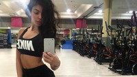 Yoga nampaknya menjadi olahraga favorit Georgina. (Foto: instagram @georginagio) 