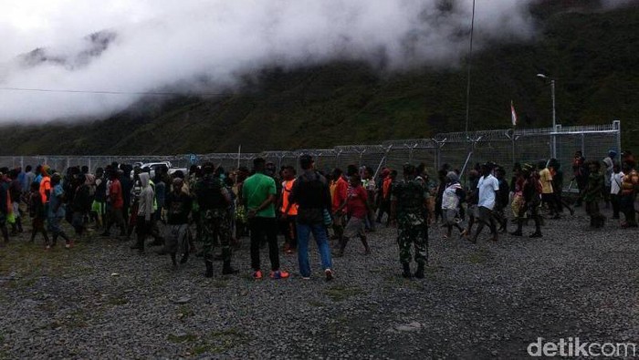 Lepas Tembakan Peringatan, Polisi Bubarkan Aksi di KPUD Puncak Jaya