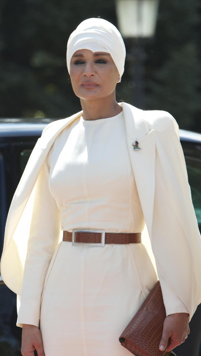 Sheikha Moza Bint Nasser Al-Missned arrives at El Pardo Palace on April 25, 2011 in Madrid, Spain. The Emir of the State of Qatar Sheikh Hamad Bin Khalifa Al-Thani and his wife Sheikha Moza Bint Nasser Al-Missned are on an official visit to Spain.  (Photo by Carlos Alvarez/Getty Images)
