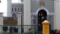 Di samping masjid, ada Makam Sultan Syarif Kasim II, Sultan Siak Sri Indrapura yang terakhir. Sultan beserta dengan keluarganya dimakamkan di sini. Tampak lambang resmi Kesultanan Siak terpampang di bagian atas bangunan makam (Wahyu/detikTravel)