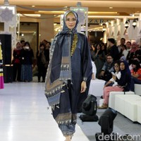 Koleksi Busana Muslim Ayu Dyah Andari dan Nuniek Rahmat yang mengangkat tema Purity of Ramadan atrium Kota Kasablanka. Jakarta. [Foto: Mohammad Abduh/Wolipop]