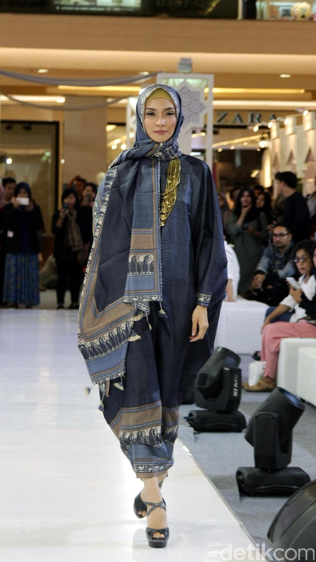 Koleksi Busana Muslim Ayu Dyah Andari dan Nuniek Rahmat yang mengangkat tema Purity of Ramadan atrium Kota Kasablanka. Jakarta. [Foto: Mohammad Abduh/Wolipop]