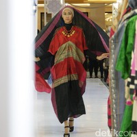 Koleksi Busana Muslim Ayu Dyah Andari dan Nuniek Rahmat yang mengangkat tema Purity of Ramadan atrium Kota Kasablanka. Jakarta. [Foto: Mohammad Abduh/Wolipop]