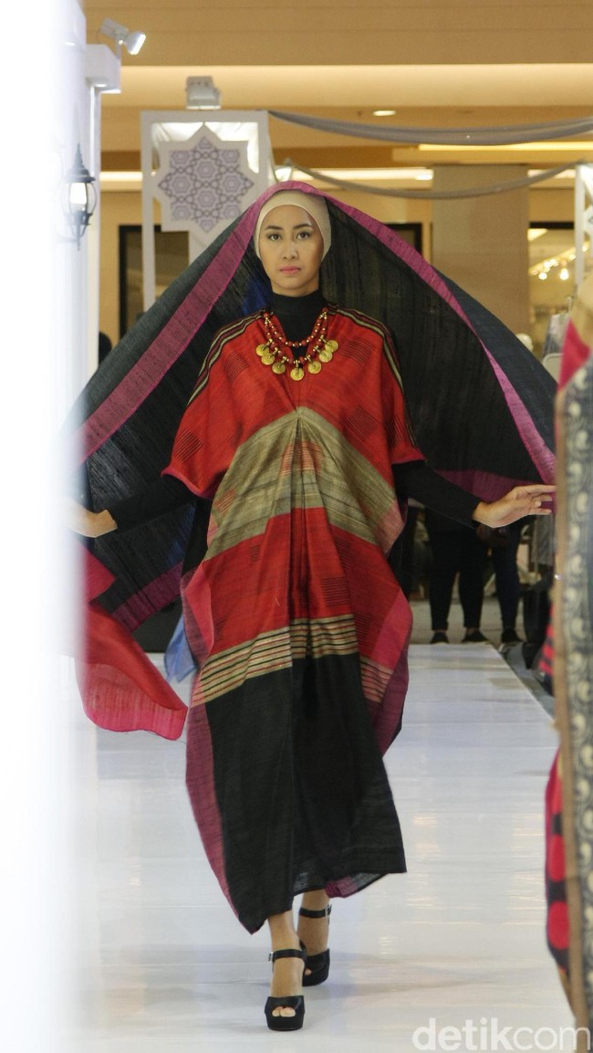 Koleksi Busana Muslim Ayu Dyah Andari dan Nuniek Rahmat yang mengangkat tema Purity of Ramadan atrium Kota Kasablanka. Jakarta. [Foto: Mohammad Abduh/Wolipop]