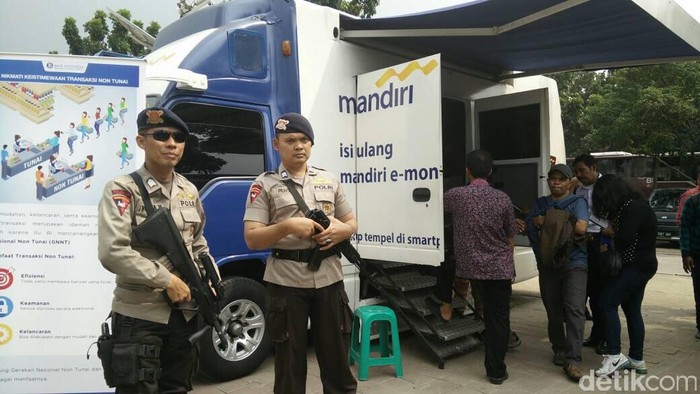 Polisi Bersenjata Laras Panjang Jaga Penukaran Uang di Monas