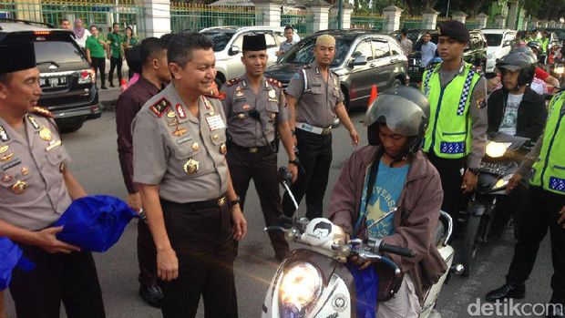 Kapolda Sumut Irjen Rycko Amelza Dahniel membagi-bagikan takjil.