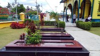 Beberapa kerabat dan keluarga Sultan Syarif Kasim dimakamkan di area luar ruangan. Sementara, makam Sultan Syarif Kasim II berada di dalam bangunan (Wahyu/detikTravel)