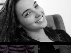 Senyum Merekah Gal Gadot Membius Fans di Instagram