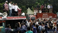 Sambil berdiri di atas mobil komando, Hanafi menyampaikan ucapan terima kasih yang mewakili Amien Rais kepada para pendukungnya yang terdiri dari mahasiswa dan perwakilan Barisan Muda (BM) PAN.