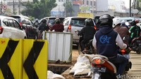 Warga pun harus bersabar untuk dapat menembus kemacetan ini.