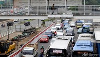 Untuk mengantisipasi terjadinya penumpukan kendaraan lantaran sisa jalur yang dianggap terlalu sempit, maka beton separator jalan yang semula berguna sebagai pembatas jalur busway akhirnya dibuka. Kini baik Transjakarta maupun pengguna jalan umum dapat menggunakan jalur yang sama.